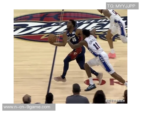 米切尔半场表现亮眼仅用16分钟砍下14分4助攻3抢断展现实力